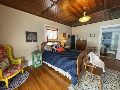 Shenandoah Valley Farm House near BR pkway & Skyline , UVA, Staunton, wineries Hotels near Sherando Lake Group Camp
