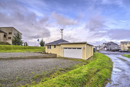 Updated Port Orchard Home, Walk to Waterfront