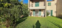 Ground-floor apartment with garden and barbecue near beach and shops.