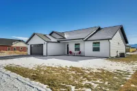 2 Mi to Beaverhead River: Family-friendly Home! - Hot Tub