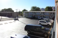 Winnemucca Holiday Motel - parking
