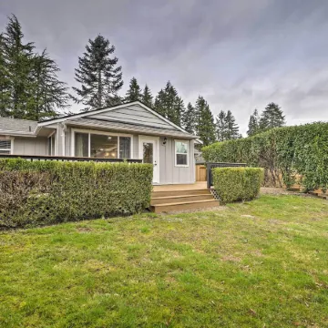 Deck + Game Room: Redmond Home ~ 17 Mi to Seattle Отели в г. Редмонд