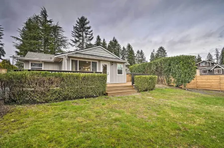 Deck + Game Room: Redmond Home ~ 17 Mi to Seattle Отели рядом с достопримечательностью «JG Redmond II»