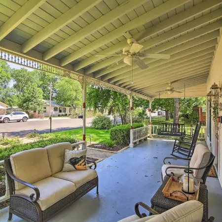 Hist District/Walk to Main/Jacuzzi Tubs/Fireplaces