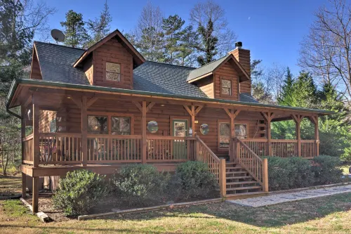 Lake Lure Log Cabin w/ Grill, Near Hiking! - 3성급