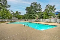 Lincoln Condo w/ Resort Amenities & Mountain Views - Parkplatz