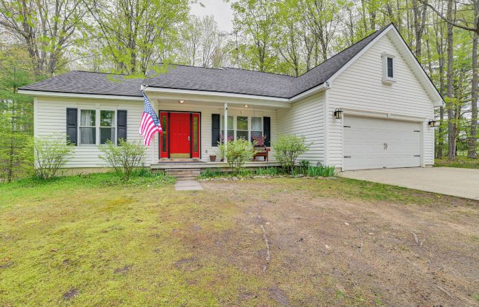Pet-Friendly Kalkaska Home ~ 19 Mi to Torch Lake!