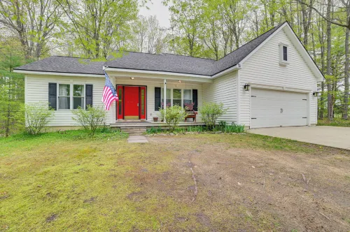 Pet-Friendly Kalkaska Home ~ 19 Mi to Torch Lake! - parking