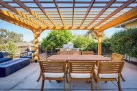 Seaside Home w/ Hot Tub & Patio: Close to Beaches! Hotels in Seaside