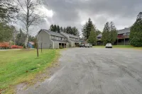 Dover Condo w/ Grill & Balcony: 3 Mi to Mt Snow! -  Ferienwohnungen