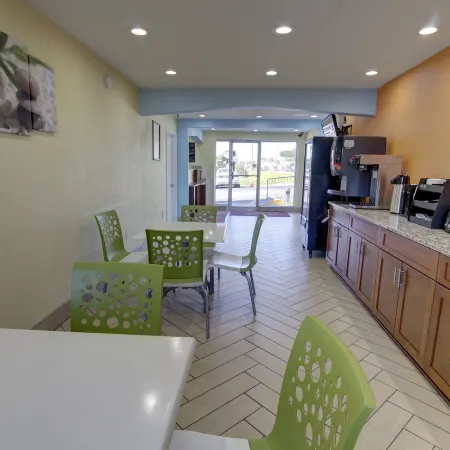 Econo Lodge at Military Circle