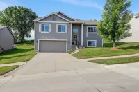 4 Mi to Offutt AFB - Family Home in Omaha Suburbs! - Badekar