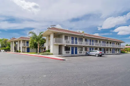 Motel 6 Bakersfield, CA - Airport Отели рядом с Аэропорт Медоус Филд