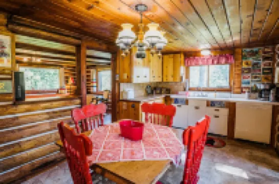 Authentic Vintage Cabin 9 Miles from Glacier
