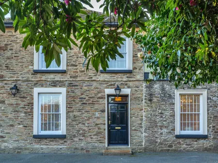 The Old Counting House Отели в г. Хельстон