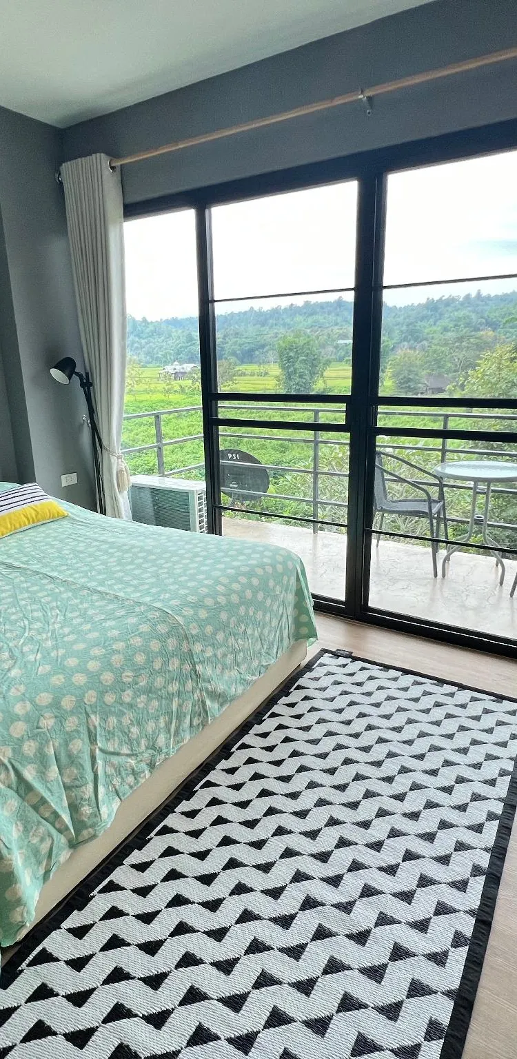 ห้องพักพร้อมเตียงใหญ่และวิวภูเขา