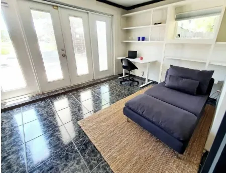 Cozy suite with separate entrance. Отели рядом с достопримечательностью «Jasmin Park»