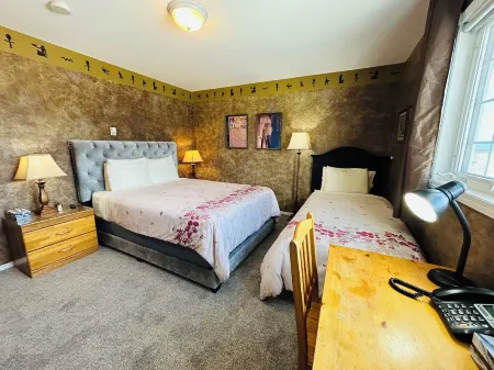 Midnight Sun Inn Отели в г. Юкон