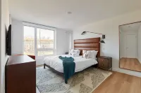 Stylish 2 Br w Roof Deck Access - Mins to NYC - Balcony