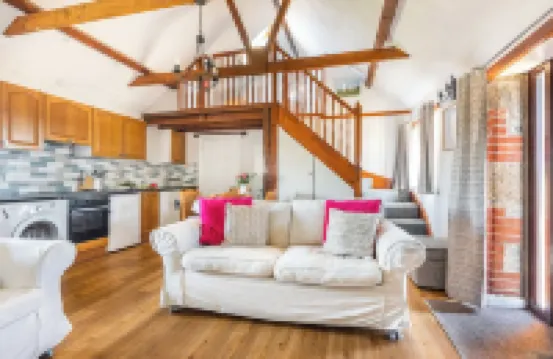 2 Bed Cottage, Log Burner. Pet Friendly - 5 Mins to Nearest Beach.