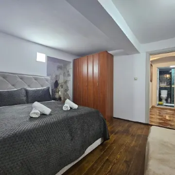 Athos Guesthouse Отели в г. Котор