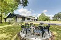 Indoor Pool: Peaceful Oasis in Hitchcock!
