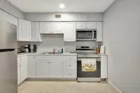 2 Bedroom Apt, Enjoy Baseball WiFi Close to the Beach & Rapids Hotel a Riviera Beach