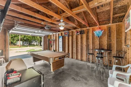 Kings Cottage 4 bed/3 full bath central Topeka Отели в г. Топика