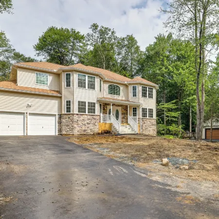 Hot Tub + Lake Access: Spacious Tobyhanna Home