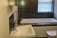 2-Bed Hillside House - Sleeps 4, Garden & Parking - 2-Star