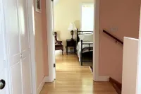 Cottage with Private Garden in Heart of Downtown- kid friendly!