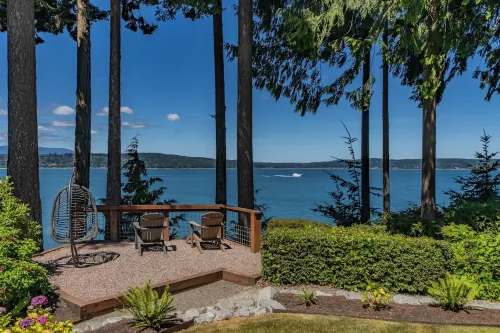 Private Beach in Little Norway, Hot Tub, 4000 sqft and more!