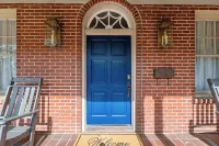 Stylish 3BR Retreat w Porch and garden Hotels in Columbus
