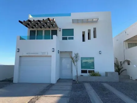 New Luxurious 4bdr/4 bath house 3 min walk to the beach with balcony and terrace