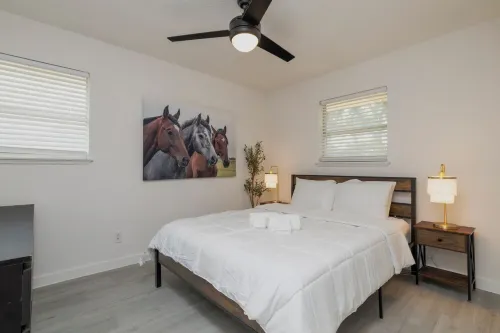Pet-Friendly Stay w/ Yard, Workspace & Fast Wi-Fi