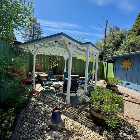 Family friendly 4-bedroom house in Oakhurst with 2 King Bedrooms, WIFI and HVAC.