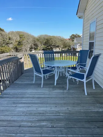 4-bedroom house in delightful Oak Island with WiFi, AC