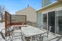 PROMO 10% WEEKLY AND 15% MONTHLY OFFNaperville/Aurora, King Bed, Fenced Yard!
