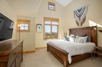 Majestic Modern - Beautifully furnished home close to skiing, fishing and hiking