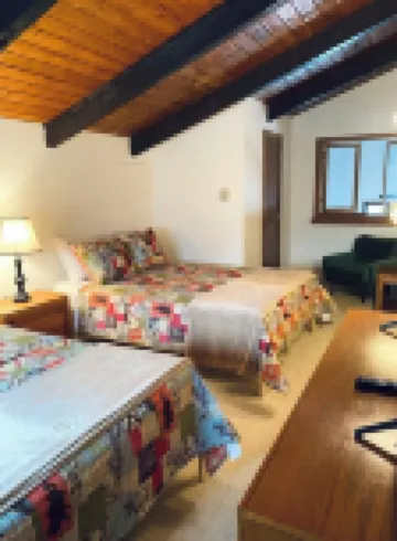 Boars Bungalow - Linderhof Golf, Pool, & More!