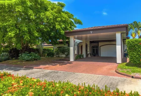 Spacious Pool House in Exclusive Gated Community Отели в г. Бехуко