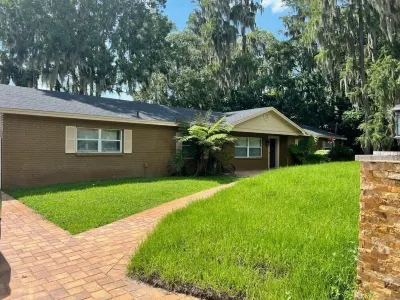 Luxurious Fishing Lake Paradise Close to Busch Garden/Moffitt Cancer Center/USF Отели рядом с достопримечательностью «Art Bar»