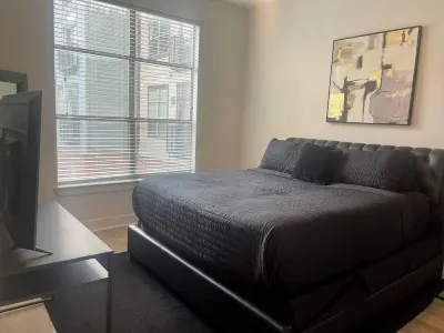 Sleeps 6/Perfect Location/Free Parking/Gym/LuxuryPool/Shop/Explore/Eat/Relax Hotels in Deep Ellum