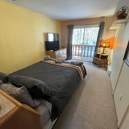 Cranmore Retreat, Walk to Slopes, Hot Tub, Game Room, Dog-Friendly, Sleeps 16+