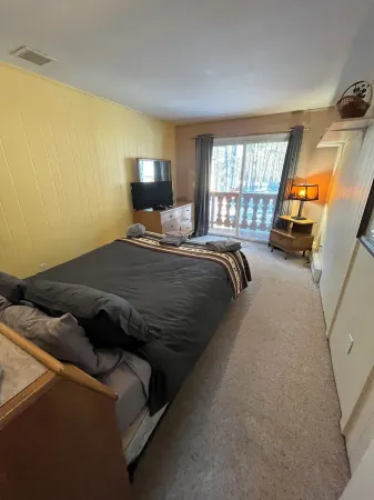 NoCo Spacious Fido Friendly Sleeps 19 Hot Tub Game Room