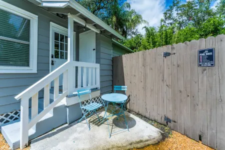 Convenient Location Near Vintage Shops and Cafes - Charming Escape