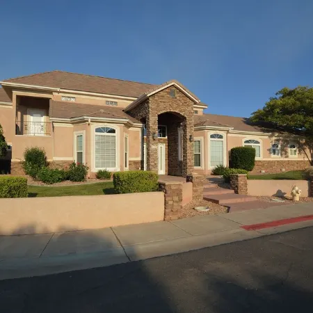 4-bedroom house with Pool, WiFi and AC close to Lake Powell and Antelope Canyon.