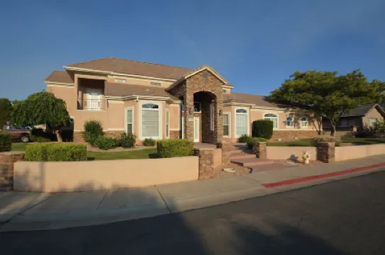 4-bedroom house with Pool, WiFi and AC close to Lake Powell and Antelope Canyon.