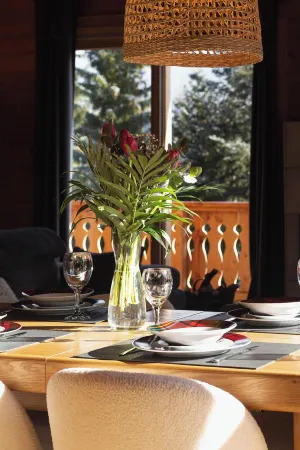 Beautiful modern chalet, exceptional mountain and pine views Отели в г. Селонне