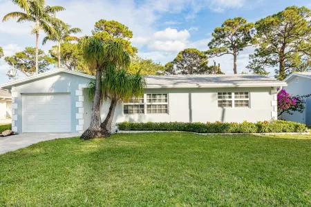 Golfers Green Retreat with 35' Heated Saltwater Pool & Tiki. Pet Friendly!